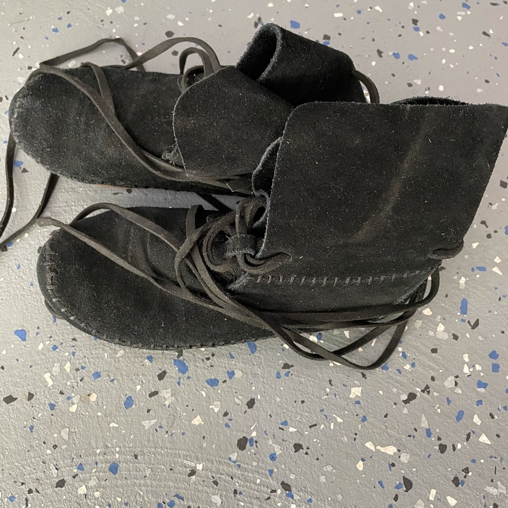 Tom’s black suede women’s mocassin size 5.5